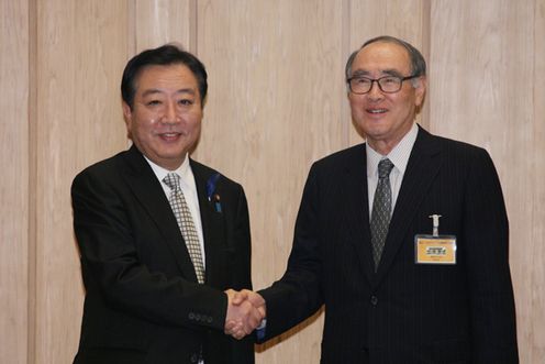 野田总理在总理大臣官邸接受了“东京・首尔论坛”相关成员的拜会。