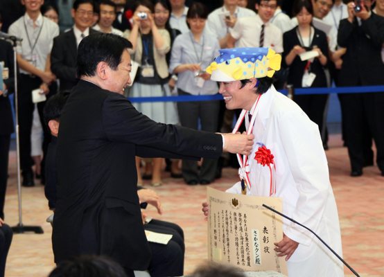 野田总理在总理大臣官邸主持了海洋立国推进功劳者表彰仪式。