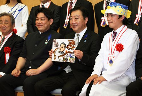 野田总理在总理大臣官邸主持了海洋立国推进功劳者表彰仪式。