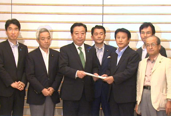 野田总理在总理大臣官邸接受了民主党九州北部豪雨灾害对策本部的要求。