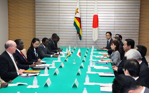 野田总理在总理大臣官邸与津巴布韦共和国总理摩根•茨万吉拉伊举行了会谈。