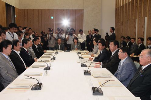 野田总理在总理大臣官邸召开了第9次消费者政策会议。