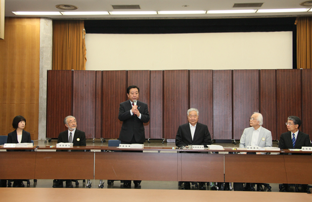 野田总理在大手町综合政府大楼3号馆接受了东京电力福岛核电站事故调查、验证委员会畑村委员长提交的“最终调查报告”。