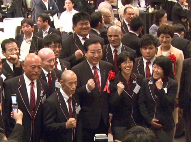 野田总理出席了在东京都内宾馆举行的将于8月29日开幕的残疾人奥林匹克运动会（2012/伦敦）日本体育代表团壮行会。