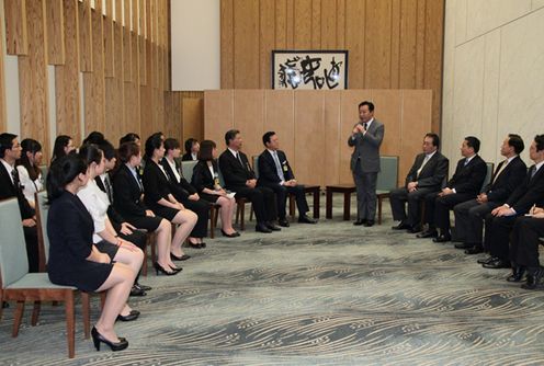 野田总理在总理大臣官邸接受了中华全国日语演讲比赛决赛选手的拜会。