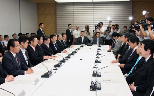 野田总理出席了在总理大臣官邸召开的有关电力供需研究会议、能源与环境会议的联席会议。