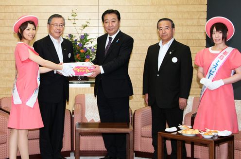 野田总理在总理大臣官邸接受了福岛县知事和“桃子小姐”的拜会。