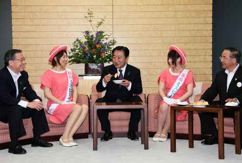 野田总理在总理大臣官邸接受了福岛县知事和“桃子小姐”的拜会。