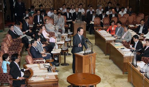 野田总理出席了参议院有关社会保障和税制一体化改革特别委员会。