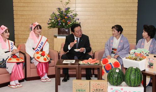 野田总理在总理大臣官邸接受了山形观光相关人员的拜会。