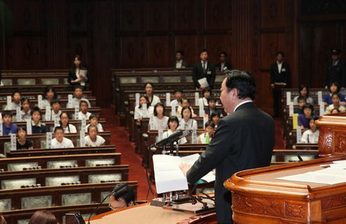 野田总理出席了儿童国会。