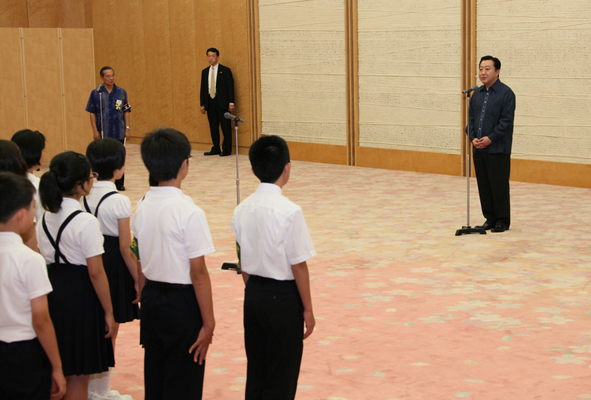 野田总理在总理大臣官邸接受了冲绳和函馆的小记者团的拜会。