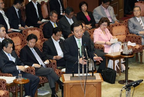 野田总理出席了参议院有关社会保障和税制一体化改革特别委员会。
