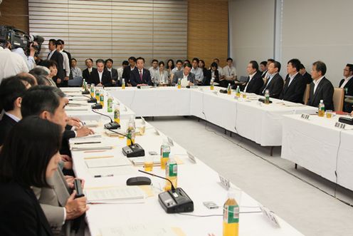野田总理出席了在总理大臣官邸召开的复兴推进委员会会议。
