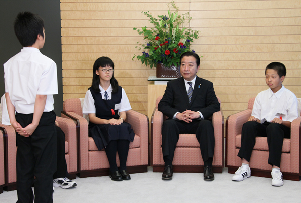 野田总理在总理大臣官邸接受了北方少年（北方领土原居民第三代等初中生）的拜会。