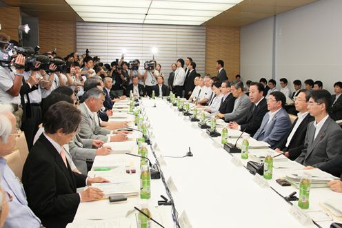 野田总理出席了在总理大臣官邸召开的新型流感等对策有识之士会议。
