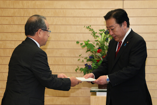 野田总理在总理大臣官邸接受了人事院总裁原恒雄递交的人事院劝告。