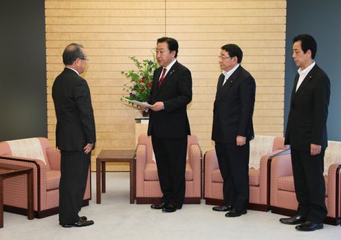 野田总理在总理大臣官邸接受了人事院总裁原恒雄递交的人事院劝告。