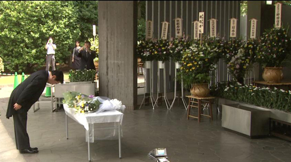 野田总理参拜了千鸟渊战殁者墓苑。