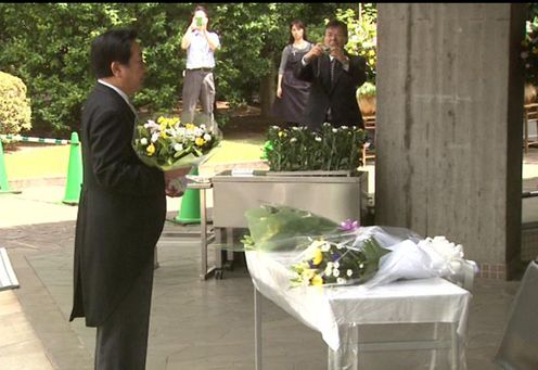野田总理参拜了千鸟渊战殁者墓苑。
