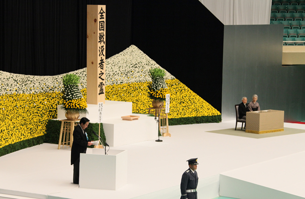 野田总理出席了在日本武道馆举行的“全国战殁者追悼仪式”。天皇和皇后两位陛下也莅临了仪式。