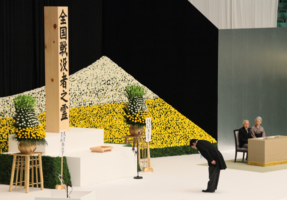 野田总理出席了在日本武道馆举行的“全国战殁者追悼仪式”。天皇和皇后两位陛下也莅临了仪式。