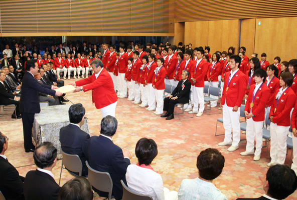 野田总理在总理大臣官邸举行了给伦敦奥运会日本体育代表团的感谢信赠送仪式。