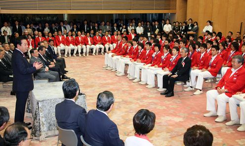 野田总理在总理大臣官邸举行了给伦敦奥运会日本体育代表团的感谢信赠送仪式。
