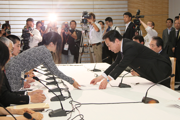 野田总理在总理大臣官邸会见了前总理菅和市民团体等。