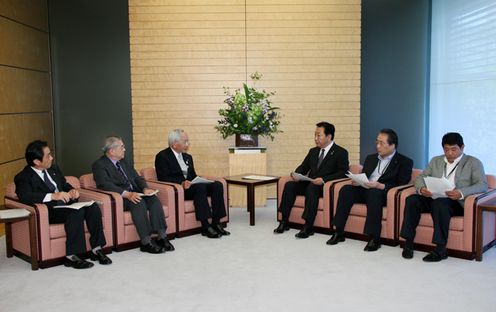 野田总理在总理大臣官邸会见了日本商工会议所会头冈村正。