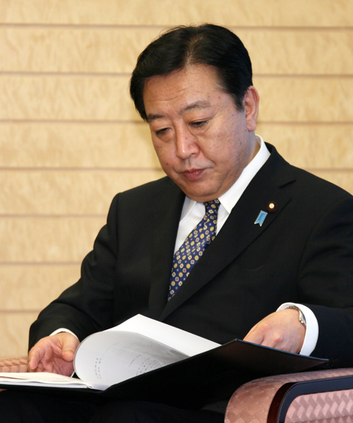 野田总理在总理大臣官邸接受了APEC商务咨询委员会（ABAC）递交的建议书。