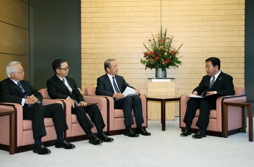 野田总理在总理大臣官邸接受了APEC商务咨询委员会（ABAC）递交的建议书。