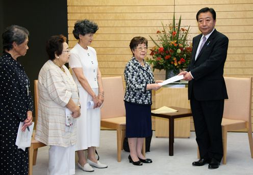 野田总理在总理大臣官邸接受了国际妇女年联络会的要求。