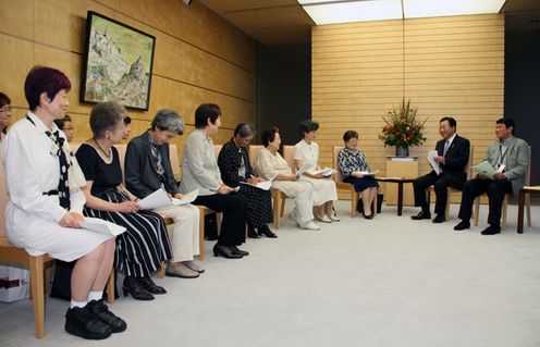 野田总理在总理大臣官邸接受了国际妇女年联络会的要求。