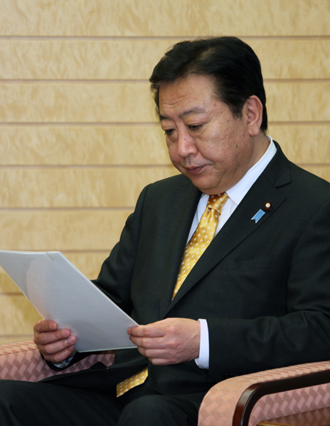 野田总理在总理大臣官邸接受了海洋基本法战略研究会的要求。