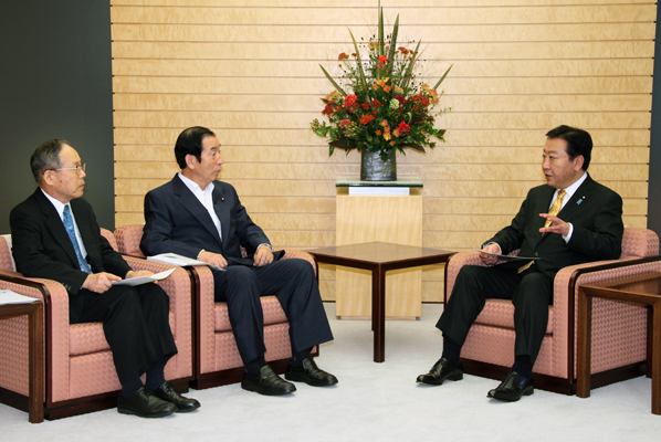 野田总理在总理大臣官邸接受了海洋基本法战略研究会的要求。