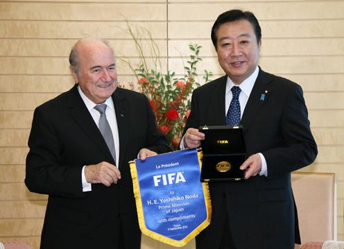 野田总理在总理大臣官邸接受了国际足球联合会（FIFA）主席约瑟夫•泽普•布拉特的拜会。