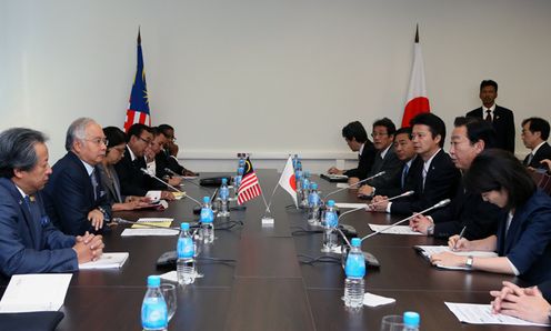 为了出席APEC峰会，正在俄罗斯联邦符拉迪沃斯托克访问的野田总理与马来西亚纳吉布•拉扎克总理举行了首脑会谈。