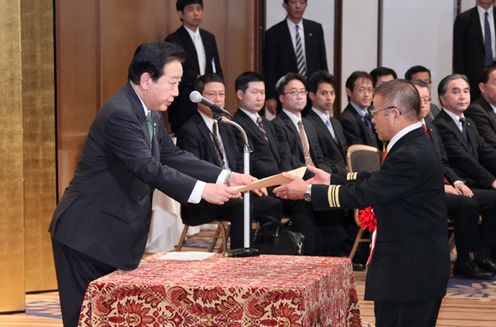 野田总理出席了在东京都内宾馆举行的2012年防灾功劳者表彰仪式。