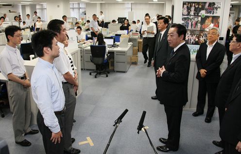 野田总理视察了复兴厅并激励了职员。