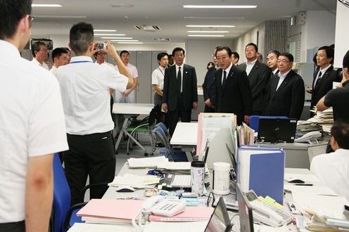 野田总理视察了复兴厅并激励了职员。