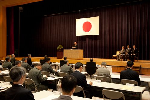 野田总理出席了在防卫省举行的第47次自卫队高级干部会议并作了训示。