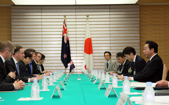 野田总理在总理大臣官邸与新西兰约翰•基总理举行了首脑会谈，然后共同举行了新闻发布。
