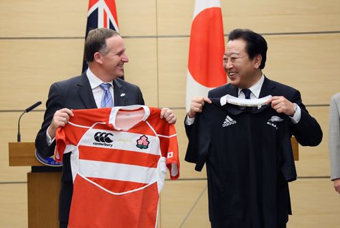 野田总理在总理大臣官邸与新西兰约翰•基总理举行了首脑会谈，然后共同举行了新闻发布。