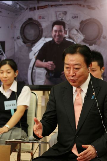 野田总理在总理大臣官邸与进驻国际空间站（ISS）日本实验室“希望”的航天员星出彰彦进行了通话。