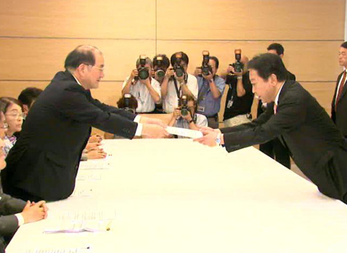 野田总理在总理大臣官邸接受了长妻昭等11名众议院议员提出的建议书。