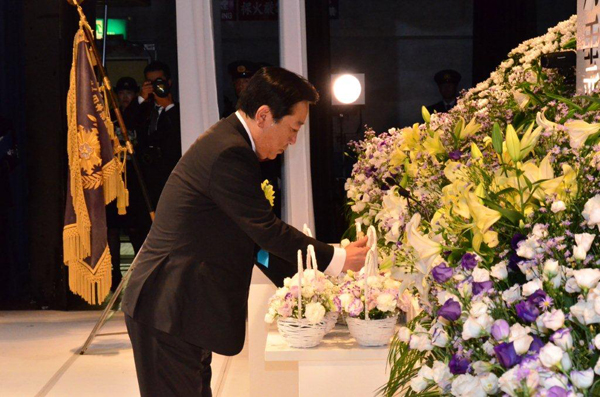 野田总理出席了在日本消防会馆举行的全国殉职消防员悼念仪式。