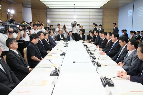 野田总理出席了在总理大臣官邸召开的能源及环境会议。