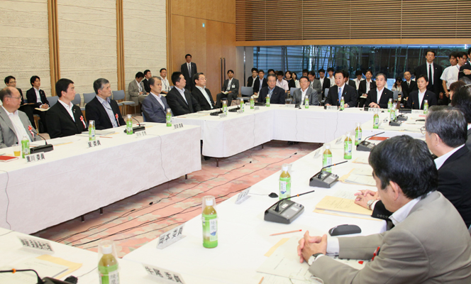 野田总理在总理大臣官邸出席了复兴推进委员会。