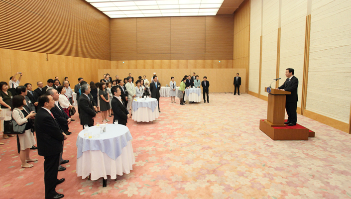 野田总理在总理大臣官邸出席了支援养育儿童新制度设立及相关人员的集会。